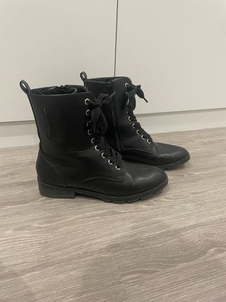 Botas militares negras con cordones