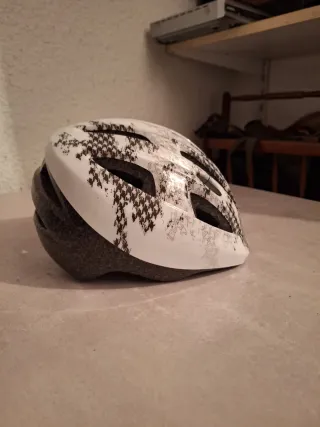 Casco de bicicleta blanco y negro