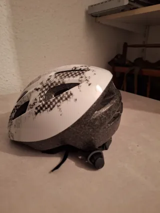 Casco de bicicleta blanco y negro