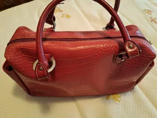Bolso de mano rojo efecto piel cocodrilo
