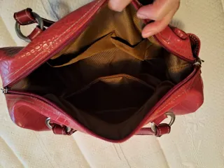 Bolso de mano rojo efecto piel cocodrilo