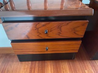 Cómoda, espejo y 2 mesitas madera cerezo