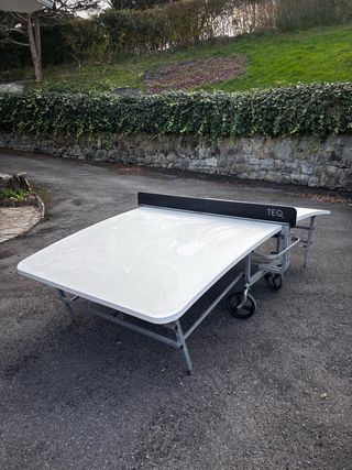 Mesa de Teqball plegable con ruedas