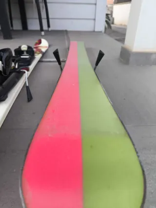 Equipo de esquí: botas y esquís