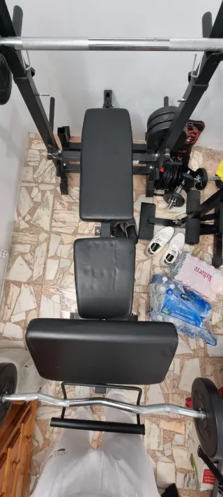 Banco de pesas y barra