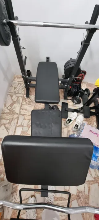 Banco de pesas y barra