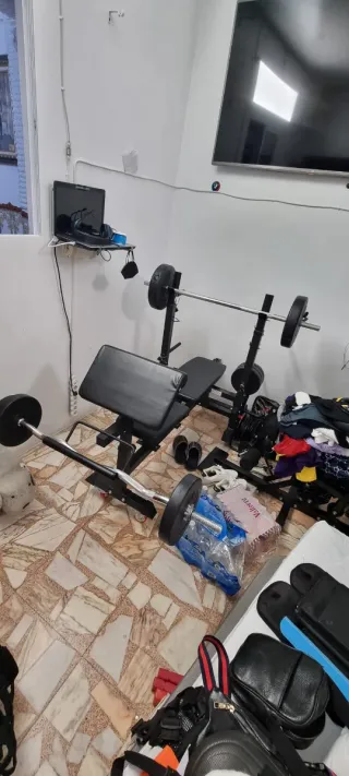 Banco de pesas y barra