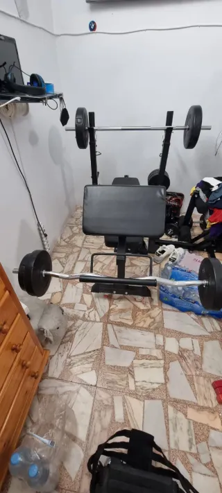 Banco de pesas y barra