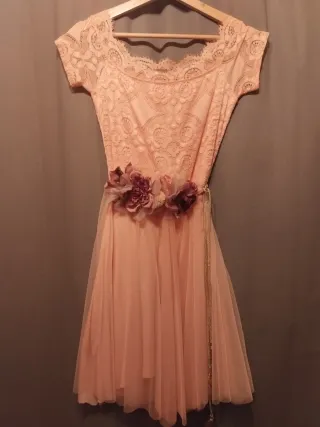 Vestido rosa con flores moradas