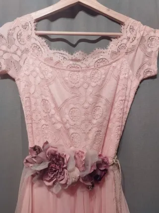 Vestido rosa con flores moradas