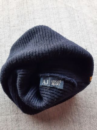 Berretta Armani Jeans blu con logo oro