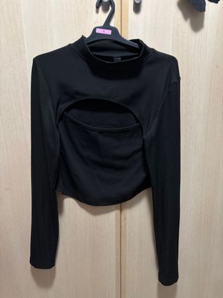 Top negro escote cut-out manga larga