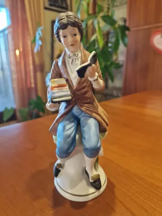 Statuina studioso ceramica con libri