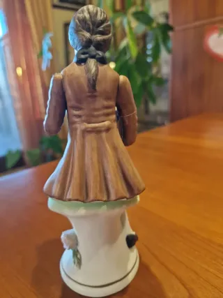 Statuina studioso ceramica con libri