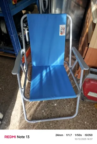 Silla plegable azul y plateada