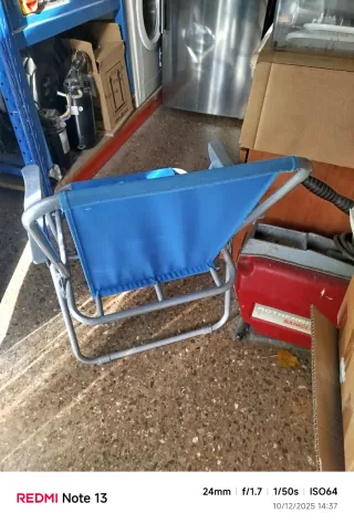 Silla plegable azul y plateada