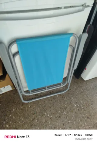 Silla plegable azul y plateada