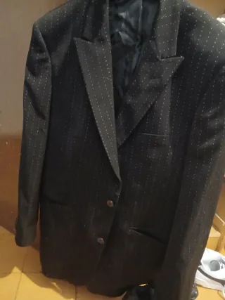 Traje negro con rayas finas