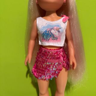 Nancy pelo largo con patines y gafas