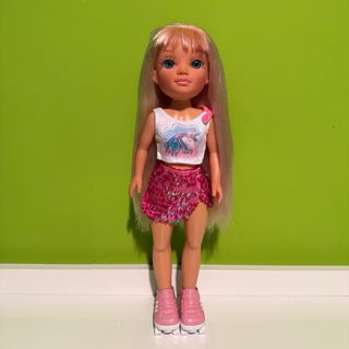 Nancy pelo largo con patines y gafas