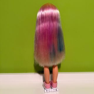 Nancy pelo largo con patines y gafas