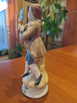 Statuina ceramica ragazzo con uccellino