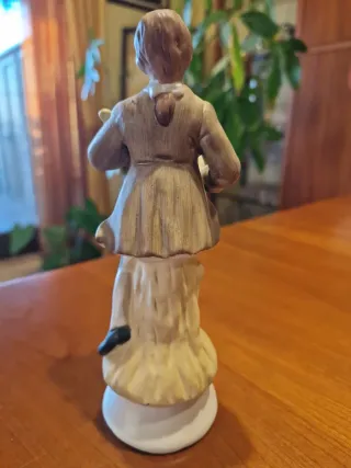 Statuina ceramica ragazzo con uccellino