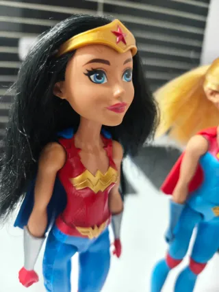 Muñecas Wonder Woman y Supergirl