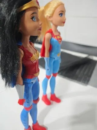 Muñecas Wonder Woman y Supergirl