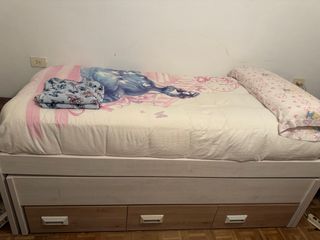 Habitación: cama nido, 2 armarios y escritorio