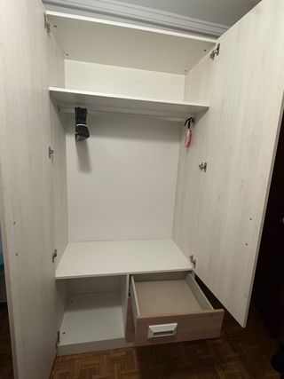 Habitación: cama nido, 2 armarios y escritorio