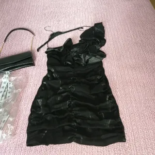 Vestido de fiesta negro con volantes