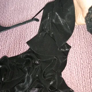 Vestido de fiesta negro con volantes