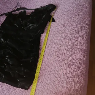 Vestido de fiesta negro con volantes