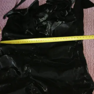 Vestido de fiesta negro con volantes