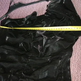Vestido de fiesta negro con volantes