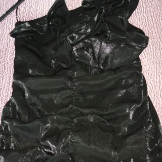 Vestido de fiesta negro con volantes