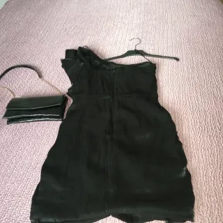 Vestido de fiesta negro con volantes