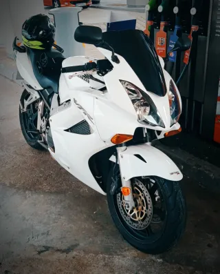 Honda VFR 800 VTEC 2005 Blanca