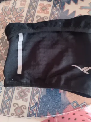 Traje Negro y Camisa Azul