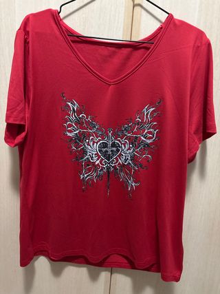Camiseta roja ancha con estampado