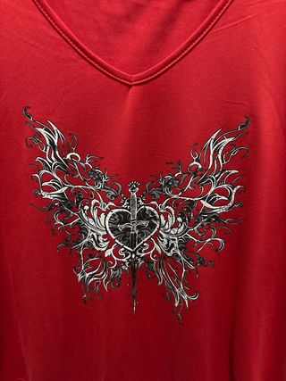 Camiseta roja ancha con estampado