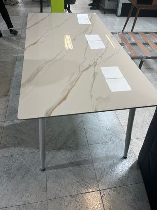 Mesa de comedor mármol y metal