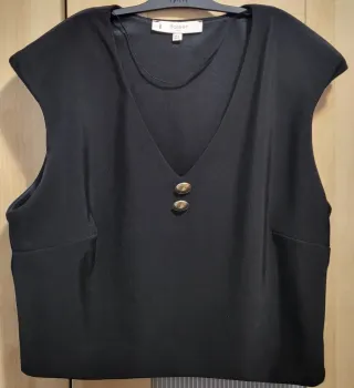 Top Sateen negro con botones dorados
