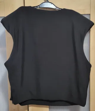 Top Sateen negro con botones dorados