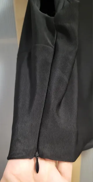 Top Sateen negro con botones dorados