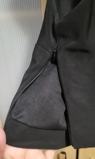 Top Sateen negro con botones dorados