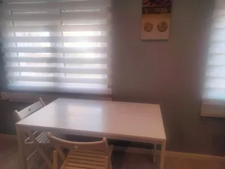 Mesa de comedor blanca de madera