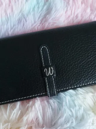 Cartera grande polipiel negra con logo W