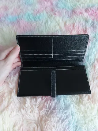 Cartera grande polipiel negra con logo W